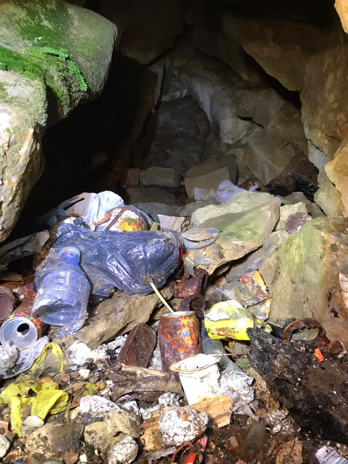 Espeleólogos y montañeros colaboraron en la limpieza de la sima de Ezkaba